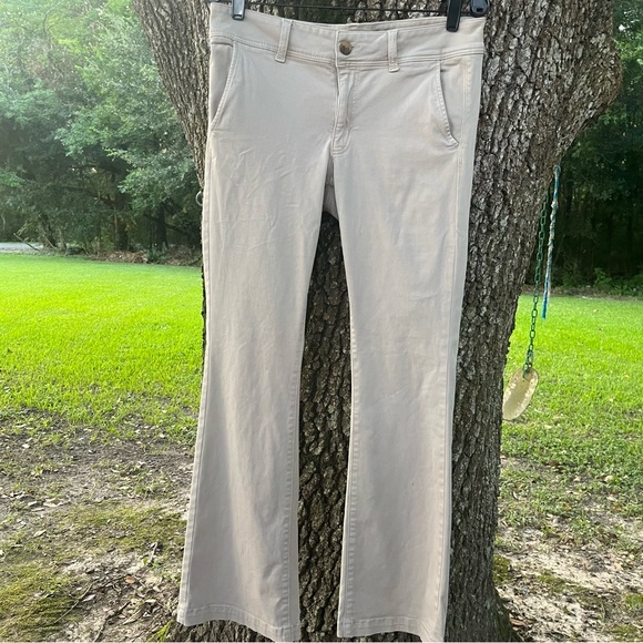 AMERICAN EAGLE SUPER STRETCH LOW RISE FLARE LEG SCHOOL TAN KHAKI UNIFORM PANTS - Picture 1 of 9